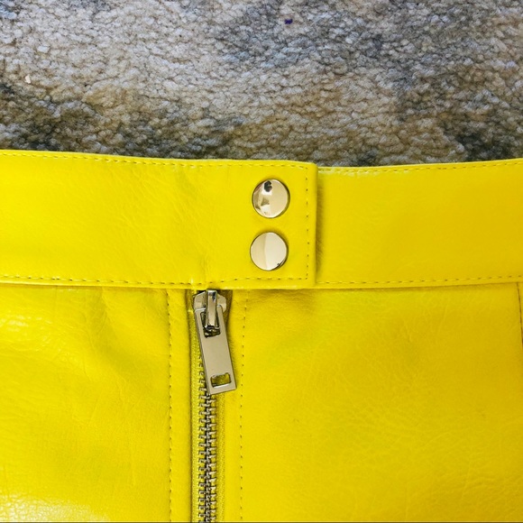 Zara NWOT Faux Leather Mini Skirt Yellow Size S - Picture 3 of 6